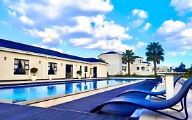 2 Bed Apartment With Pool And Tennis Court - Sandton